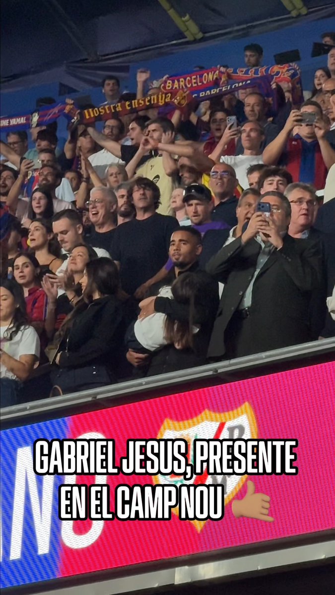 ¡HOLA, GABRIEL JESUS! 👀 El nuevo fichaje del Barcelona ya está en el estadio viendo al equipo. Con su hija dormida en brazos, pero atento al protocolo previo al partido.
