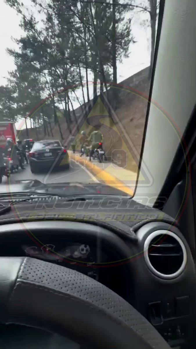🟠#𝑳𝒆𝒏𝒕𝒆𝑵𝑫𝑨 | 🚶🚫🏍𝗠𝗢𝗧𝗢𝗖𝗜𝗖𝗟𝗜𝗦𝗧𝗔𝗦 𝗦𝗜𝗡 𝗥𝗘𝗦𝗣𝗘𝗧𝗢 𝗔𝗟 𝗣𝗘𝗔𝗧𝗢́𝗡... 📍Salida del Naranjo, incorporación al Periférico Norte, usuario captó como dos motociclistas circulaban sobre la banqueta detrás de una persona de la tercera edad. Policía MT Ciudad de Guatemala Amilcar Montejo #TransitoGT #Guatemala #TraficoGT