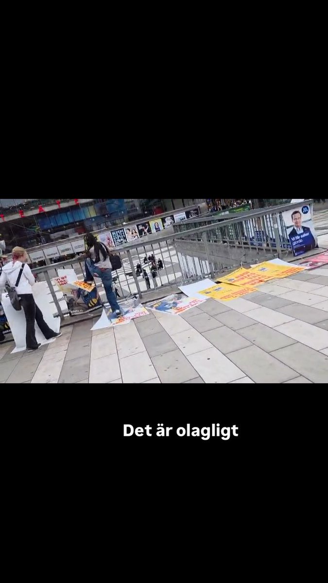 Valsabotage - vilket är olagligt - tagen på bar gärning av en funktionär för Medborgerlig Samling. Det här är hot mot demokratin på riktigt! Demokratin som bygger på olika åsikter behöver försvaras varje dag! Glöm inte det i valbåset. #omstart #sverige #demokrati #åsiktsfrihet #medborgerligsamling #val2026 #svpol