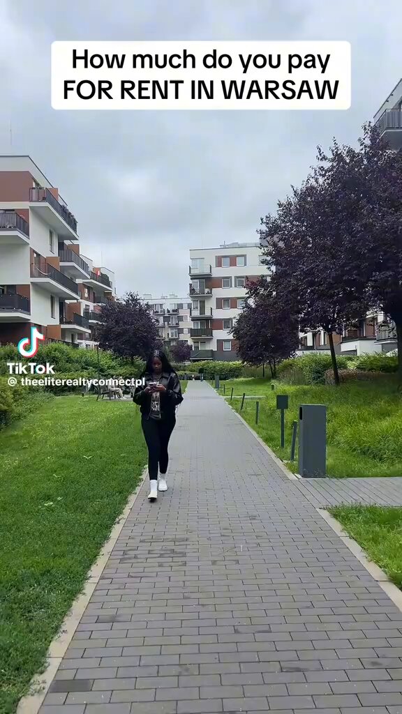 Były agencje pośrednictwa pracy, agencje legalizacyjne, to teraz czas na rynek nieruchomości. Zwykłe video na Tik Toku, wcale nie najnowsze, bo z lipca. Nie najnowsze, ale dotyczy rzeczy jak najbardziej aktualnej. Studentka z któregoś kraju afrykańskiego (nie podaje skąd) oprowadza niby to napotkanego przypadkowo na ulicy przybysza, traf chce, że też najwyraźniej z Afryki. Chłopak pyta dziewczynę, czy mieszkasz tutaj, tak się składa, że tak, a ile płacisz za wynajem, 2500 PLN pada w odpowiedzi. Czy mogłabyś oprowadzić mnie po swoim lokum? Oczywiście, zapraszam. Mieszkanko przytulne, czyste, kawalerka jak się patrzy dla młodej osoby studiującej i pracującej gdzieś na pół etatu, by „przetrwać”, jak podsumowuje to bohaterka filmu. Wizytacja dobiega końca i od chłopaka dowiadujemy się, że gdybyśmy szukali w PL nieruchomości dla siebie, możemy zajrzeć na stronę eliterealityconnect. Nieruchomości na razie nie szukam, ale na stronę zajrzałam. I dowiedziałam się, że: „Stworzyliśmy Elite Realty, aby dać zagranicznym studentom i profesjonalistom przejrzystą, dwujęzyczną drogę do zweryfikowanego mieszkania — ze sprawdzonymi właścicielami, przejrzanymi umowami i pełnym wsparciem od poszukiwań po wprowadzenie się. Do dziś osiedliliśmy ponad 1 000 klientów z ponad 30 krajów. Proces jest przejrzysty, dwujęzyczny i zbudowany wokół Ciebie.” Na stronie polecam zwłaszcza dział „życie studenckie” oraz „blog”, gdzie dostępny jest m in kompletny przewodnik po portalu MOS 2.0, przez który składane są od końca kwietnia br. wnioski m in o pobyt czasowy i stały. Przewodnik rozpoczyna interesujący i zachęcający do osiedlenia się w PL wstęp: „W kwietniu 2026 r. Polska przekroczyła granicę, której dwadzieścia lat temu nikt sobie nie wyobrażał: ponad 2 000 000 ważnych zezwoleń na pobyt — nieco ponad 5% ludności kraju (dane UdSC podane przez PAP, kwiecień 2026). Struktura pokazuje, kto buduje tu życie: listę otwiera około 1,55 mln Ukraińców, ok. 139 300 Białorusinów i ok. 26 100 obywateli Indii (UdSC, kwiecień 2026). I ci ludzie pracują: na koniec 2025 r. do ZUS zgłoszonych było około 1,3 mln cudzoziemców — o 95 000 więcej niż rok wcześniej (ZUS, 2026). Innymi słowy: wnioskując o kartę pobytu czasowego w 2026 r., nie jesteś pionierem. Wchodzisz na przetarty i coraz sprawniejszy szlak.” Tyle o stronie, każdy, jak już o niej wie, może sam wejść i zweryfikować. Usługa wygląda na realizowaną w sposób profesjonalny i przyjazny. Czy się to podoba, czy nie, po prostu kolejny ze sposobów na biznes. I tym razem najwyraźniej prawdziwy, bo nie jest to raczej firma krzak. Tyle. Wpis ma charakter informacyjny. Spodziewam się co najwyżej, że informacja zostanie podprowadzona do narracji o walkę „dla dobra Polaków”. Cóż taka to walka, w której rewolucyjna czujność zawodzi, bo firmy Elite Reality nie założono wczoraj. Migracja to szeroko rozumiany biznes. I dla tych, którzy zjawisku sprzyjają i dla tych, którzy z migracją walczą. Każdy tu coś zyskuje, nie zawsze muszą to być pieniądze. A Państwo w tym wszystkim zostaniecie jak Himilsbach z angielskim, ale to akurat dobrze, przynajmniej dogadacie się z sąsiadem 🙃 #CorazBlizszyWschod