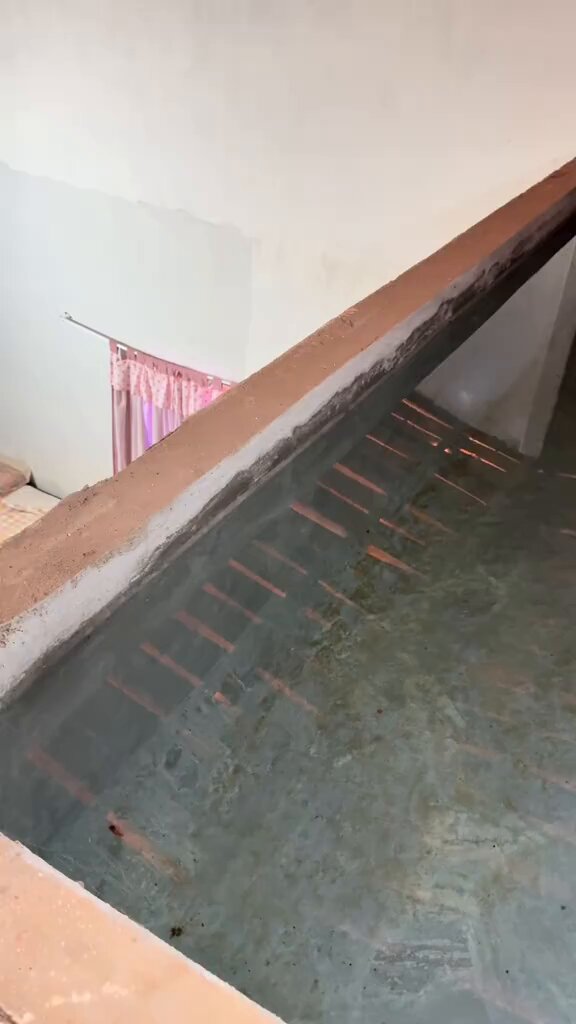 Eu tô sem acreditar nisso. A mulher simplesmente construiu uma piscina em cima do próprio quarto.