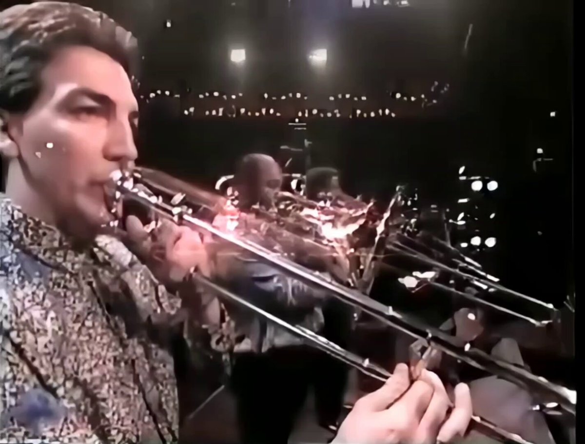 El Grupo Niche actuando en el 16.º Festival de la Salsa, celebrado en el Madison Square Garden de Nueva York, hace 35 años, el sábado 31 de agosto de 1991. Para entonces, ya con Charlie Cardona como su nueva voz tras la salida de Tito Gómez en 1990. En estas imágenes de archivo se les ve interpretando ‘Cali Ají’, vocalizada por Javier Vásquez y lanzada apenas unos meses antes, en diciembre de 1990.