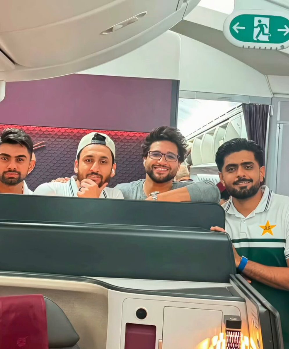 امام الحق نے اپنے اکاؤنٹ پر یہ تصویر لگائی ہے!!🤣 اور ساتھ میں یہ گانا بھی اسی نے لگایا ہے!! انکی ذہنی کیفیت دیکھیں, یہ حد سے زیادہ پیسہ کما چکے ہیں, لیکن ابھی تک اپنے لیے ایک ٹیچر نہیں رکھ سکے، تاکہ انکو کچھ سکھائے!!