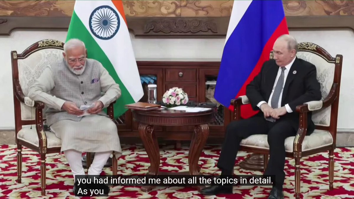 🇮🇳 Poutine se tortille mal à l’aise alors que le Premier ministre indien Modi insiste longuement sur la nécessité de stopper sa guerre horrible en Ukraine. Regardez ses pieds : le russe ne sait pas où se mettre 😁