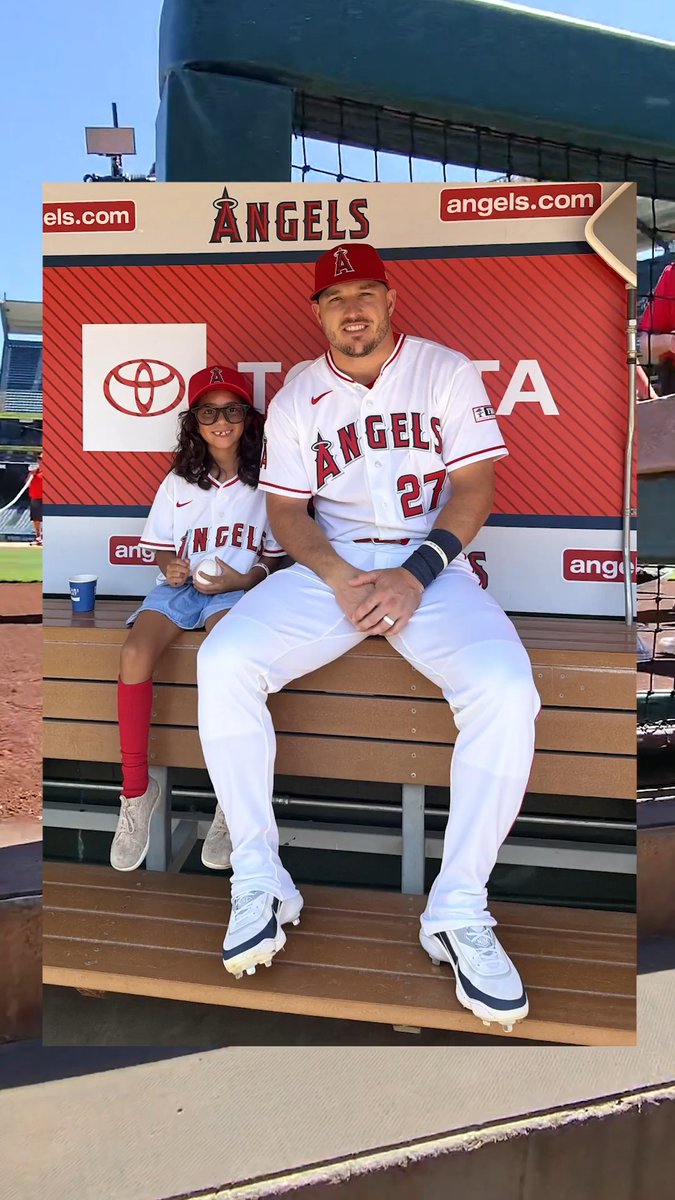 hanging in the dugout with 7-year-old Alexandria 😇