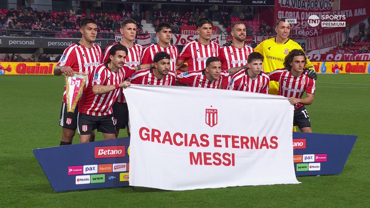 "GRACIAS ETERNAS MESSI". La bandera que desplegó Estudiantes de La Plata para Lionel. 🇦🇷👏