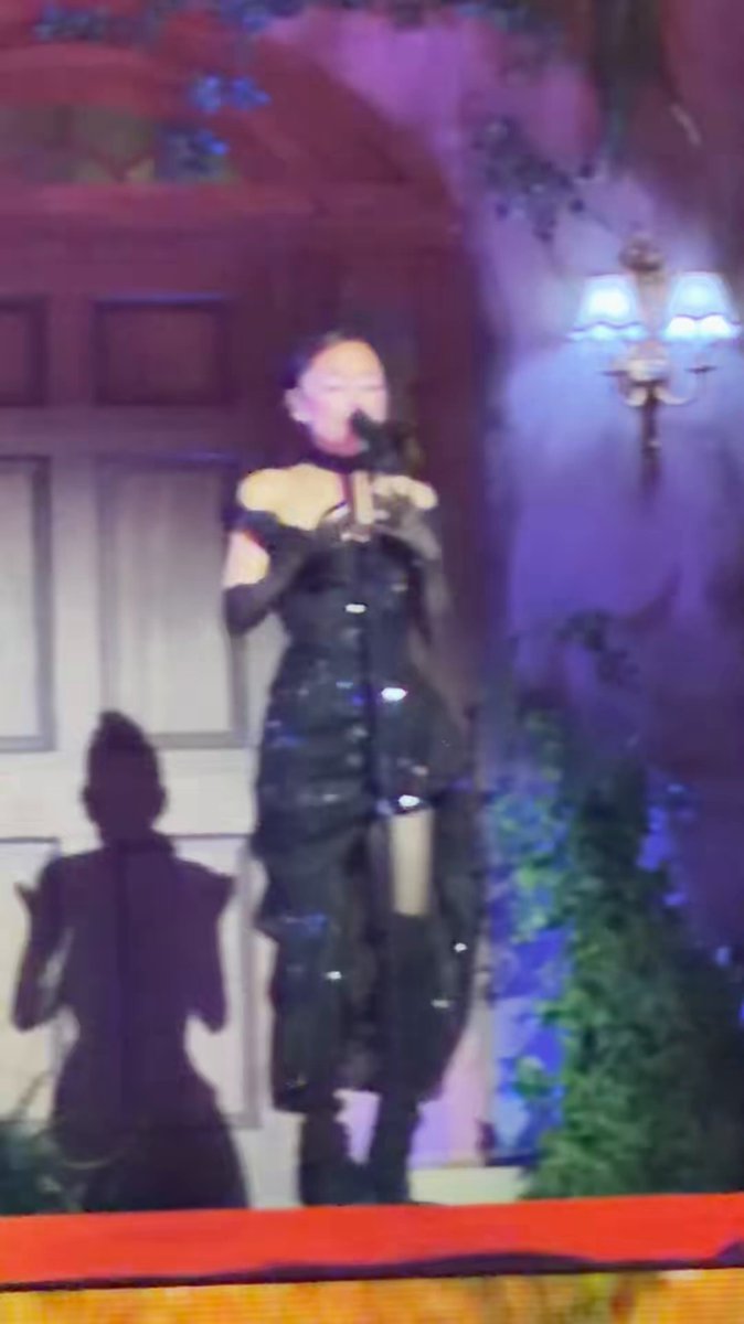 Ariana Grande performing “freak” and “warning signs (interlude)” live for the first time at tonight’s London show.