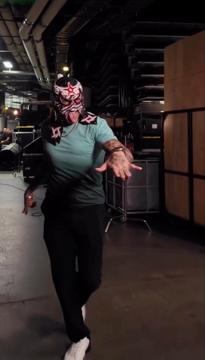 THE ICONIC PENTA HAS ARRIVED TO TAKE ON HIS BROTHER REY FENIX MATCH OF THE YEAR LOADING 👀 #WWERAW