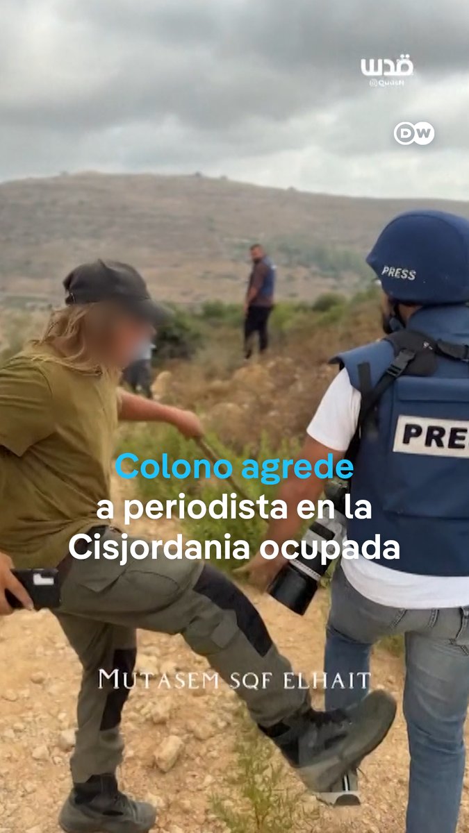Colono israelí agrede a periodistas palestinos cerca de Ramala Un joven colono israelí fue filmado este lunes atacando a periodistas palestinos en la localidad de Birzeit, cerca de Ramala, en la Cisjordania ocupada. Imágenes grabadas por el periodista palestino Mutasem Sqf Elhait muestran a un colono israelí pateando a un periodista en la pierna y filmando a los reporteros a muy corta distancia. #Israel #Cisjordania #Palestina