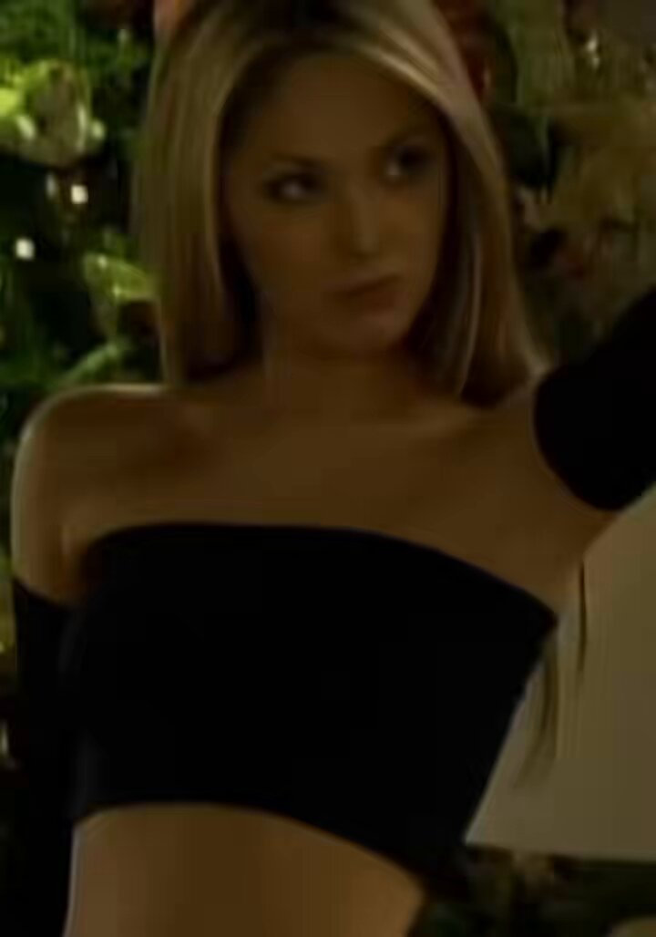 a anahí com 16, uma sombra azul e um top preto: