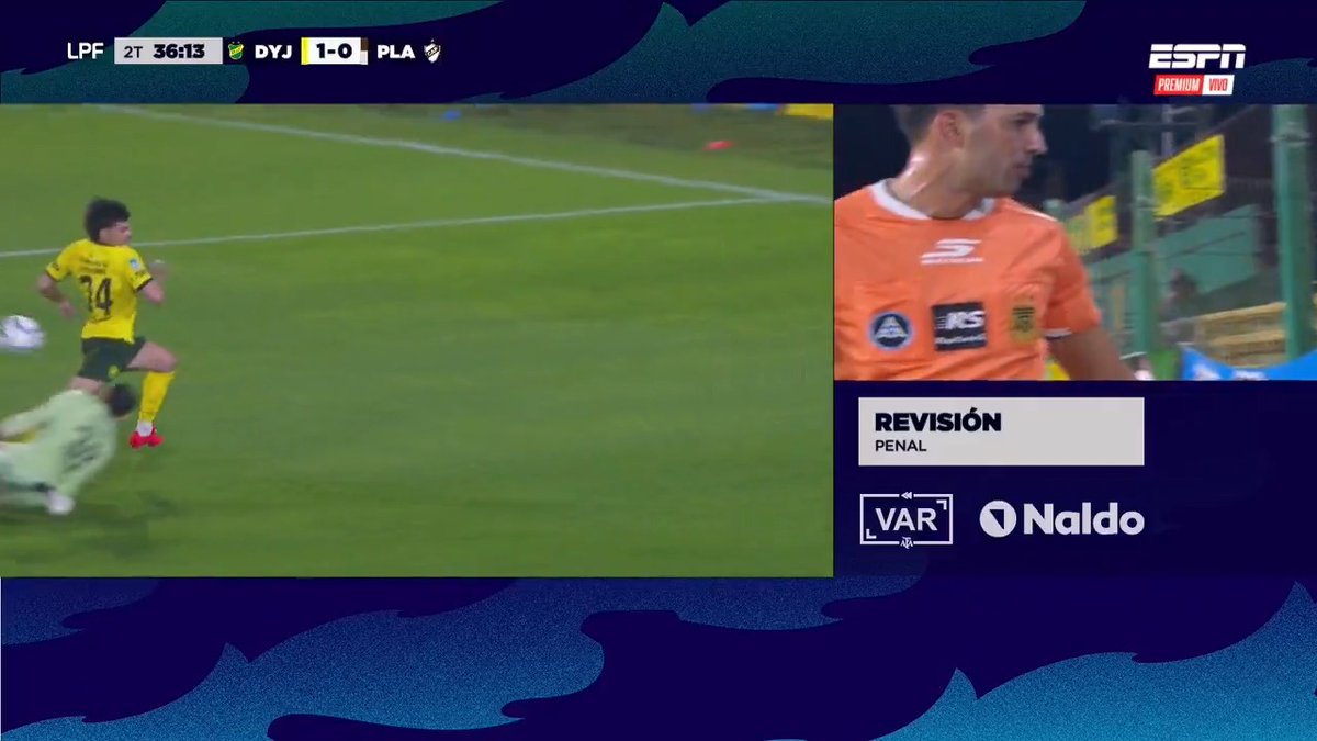 ⚠️🔎 Andrés Merlos llamó desde el VAR para que Juan Pablo Loustau REVISE ESTE POSIBLE PENAL a favor de Defensa y Justicia vs Platense. ⛔️ El árbitro mantuvo su decisión de NO COBRARLO. ¿Opiniones? ⁉️