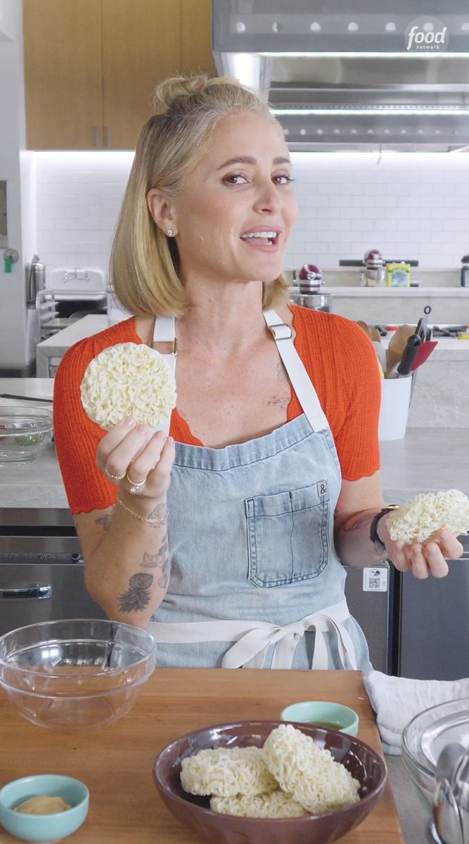 .@chefbrookew turns instant ramen noodles into a Chilled Ramen Noodle Salad with a miso vinaigrette ✨ Watch Brooke compete on #BobbysTripleThreat Tuesday at 8|7c.