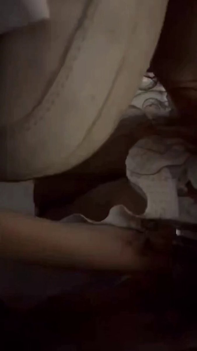 يممه مو مصدقه اني سويتها وديثت اخوي 😭 خلص اكل وجيت بشيل الصينية وانا مدنقه قشعت فستاني ورزيتها بوجهه يعني بالغلط وكذا 🤭 الاشتراك مباشر : للاعينات العامة: