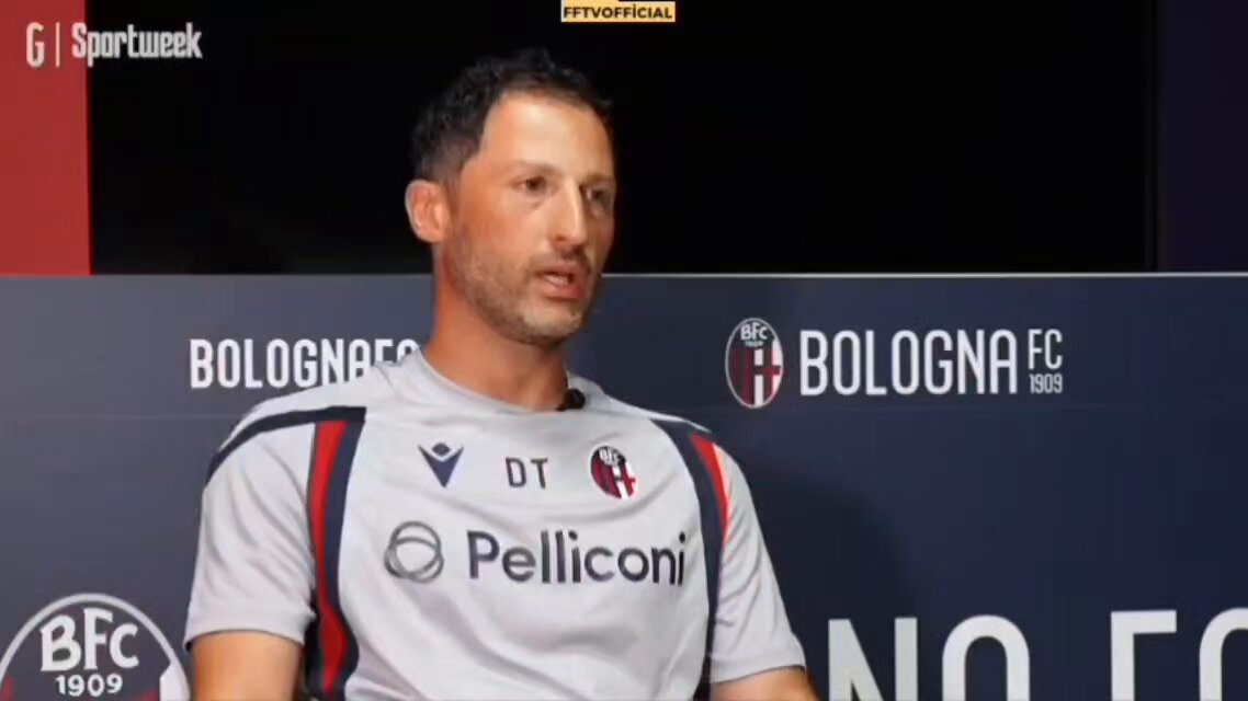 💥 Domenico Tedesco, oyun sistemini İtalyan basınına anlattı. 🗣️ "Futbolcu olarak Barcelona'nın o prime dönemde büyüdüm. Barcelona'nın birçok maçını izlerdik ve bu felsefeyle, topa sahip olma fikriyle büyüdüm. Topa sahip değilsek, onu mümkün olan en kısa sürede geri kazanmak ve ardından topu yönetmek isterim. Sadece topa sahip olmak bir süre sonra biraz kısır kalıyor. Bu yüzden ben çok dikey bir futbolu tercih ederim. Derinliğe hücum etmeyi severim; doğru zamanlama olduğunda, oyuncular cesur davrandığında, içeriye yapılan ilk dokunuşlarda bunu görmek hoşuma gidiyor.