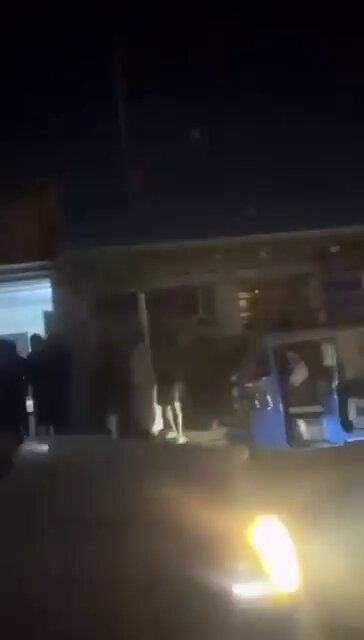 الكهرباء عادت جزئياً لبعض المناطق الانقطاعات بحسب إعلام محلي عراقي بسبب اعلان أصحاب "المولدات الأهلية" عن إطفاء عام للاحتجاج الداخلي حيث تعمل الكهرباء بالعراق عن طريق التوليد الحكومي و الأهلي وتعتبر احد المشكلات الرئيسية التي تواجه الدولة منذ سنوات و تعمل حكومة رئيس الوزراء على خطط لحلها في الاسفل اصحاب المولدات في بعض مناطق بغداد يسلّمون أنفسهم للشرطة بعد إطفاء مولداتهم احتجاجاً.