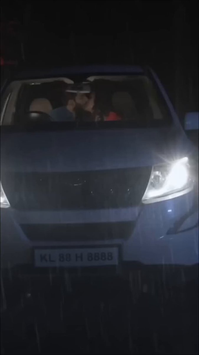 OMG , Guys இது யாருன்னு தெரியுதா??