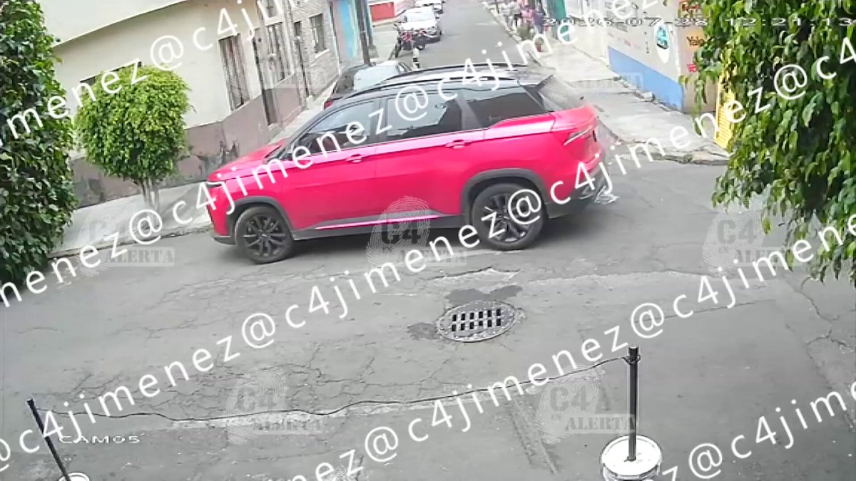 ABOGADA VISTE a SU NOVIO de AGENTE de Fiscalía CDMX PARA EXTORSIONAR a SU EXCLIENTE Ella es Suemy Ávila Fermorosa Y así llevó a este hombre con chamarra de Policía de Investigación y una placa colgada al pecho para exigirle a un ex cliente 70millones de $ La Fiscalía Edoméx ya la detuvo. A él lo buscan… si lo reconoce denúncielo ! El caso #C4EnAlerta