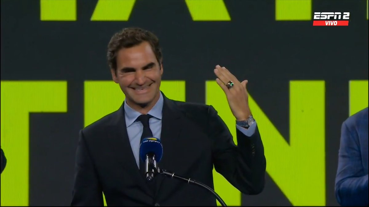 ¡NUNCA SON SUFICIENTES HOMENAJES! 🤩 Roger Federer y su anillo de miembro del Salón de la Fama del Tenis. 😍💍 📺 Mirá el #USOpen en el Plan Premium de Disney Plus.