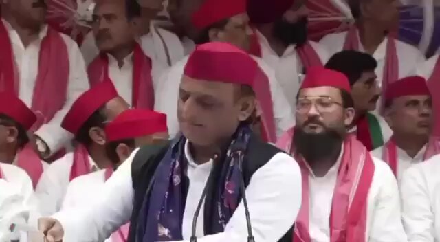 What we witnessed in Akhilesh Yadav’s press conference today is not political competition. It is deliberate degradation. SP first played an AI video linking Akhilesh to anarchy, then proudly screened another AI clip showing Yogi Adityanath with a chillum. Yogi Adityanath is the Peethadheeshwar of Gorakhnath Peeth. Targeting him with such imagery is not just an attack on one leader. It is an open insult to Sanatan traditions and the entire saint community. If SP has the courage to manufacture such content against a Hindu seer, why do they never dare produce similar AI videos against any Muslim maulana? Selective outrage and selective dirty tricks reveal the real character of this politics. Akhilesh Yadav and his party have chosen the lowest road. The public is watching.