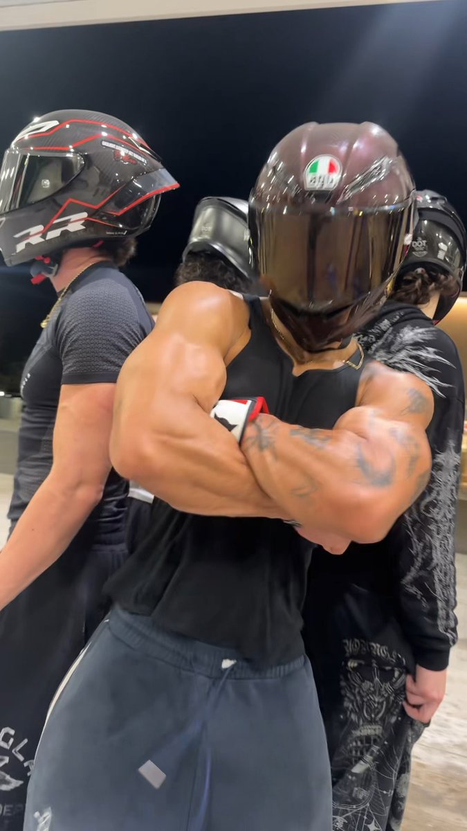 How many of us do you think you could handle at the same time? Give me a number (; Larping Moto s1kmagic MotoMoo