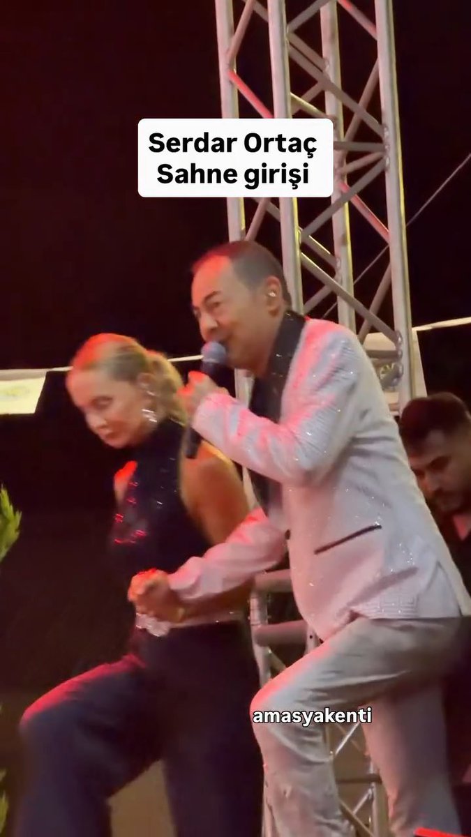 Yürümekte zorluk çeken Serdar Ortaç’ın sahneye giriş şekli dikkat çekti.