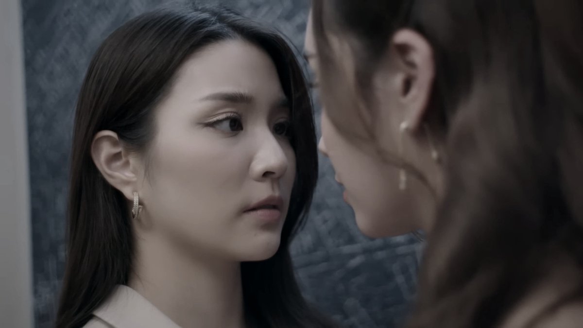 Point of no return: The exact moment Dr Prem's desire was awakened by Pat's taste. 🤭🔥 🎶I kissed a girl and I liked it.. 🎵😂 #GinJay #JayGin #PoisonousLove #ginnynatnicha #aangelinaass #จินเจ