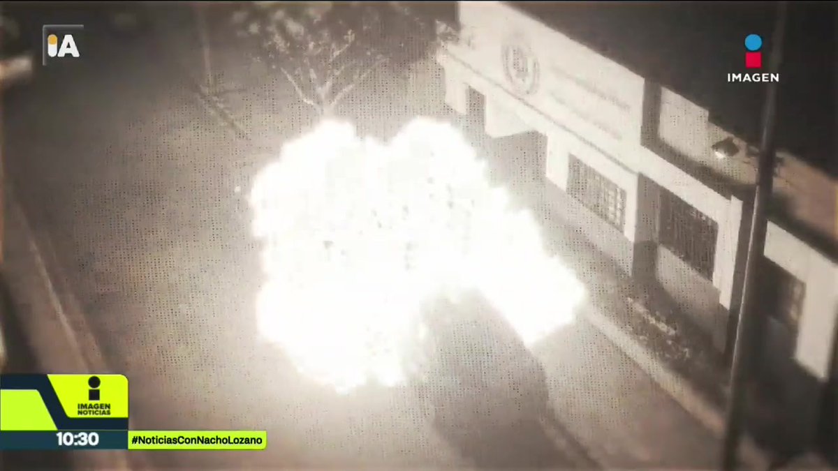 Un coche bomba explotó frente a la comandancia de #Seguridad Pública de Ojocaliente, en #Zacatecas. La onda expansiva reventó ventanas, puertas y vehículos en 4 cuadras a la redonda. 11 personas resultaron heridas. Las investigaciones de la Fiscalía apuntan al #CJNG:
