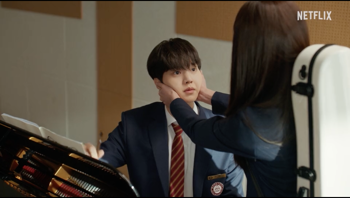 if song kang serenaded me this way, i’d react the same way 🫠 #FourHandsTwoSonatas #SongKang #송강 #JangGyuri #장규리 #kdrama