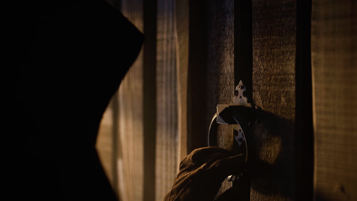 Nog héél even doorbouwen… 🔨👀 Op 1 december gaan de poorten van Raveleijn weer open! 🏰 Beleef parkshow Raveleijn, vlieg mee in Ravenring, schuif aan bij Herberg De Verslaeghen Draek en shop bij In den Ravenkorf. ⚔️🔥 Benieuwd? Lees hier de Blog 👉