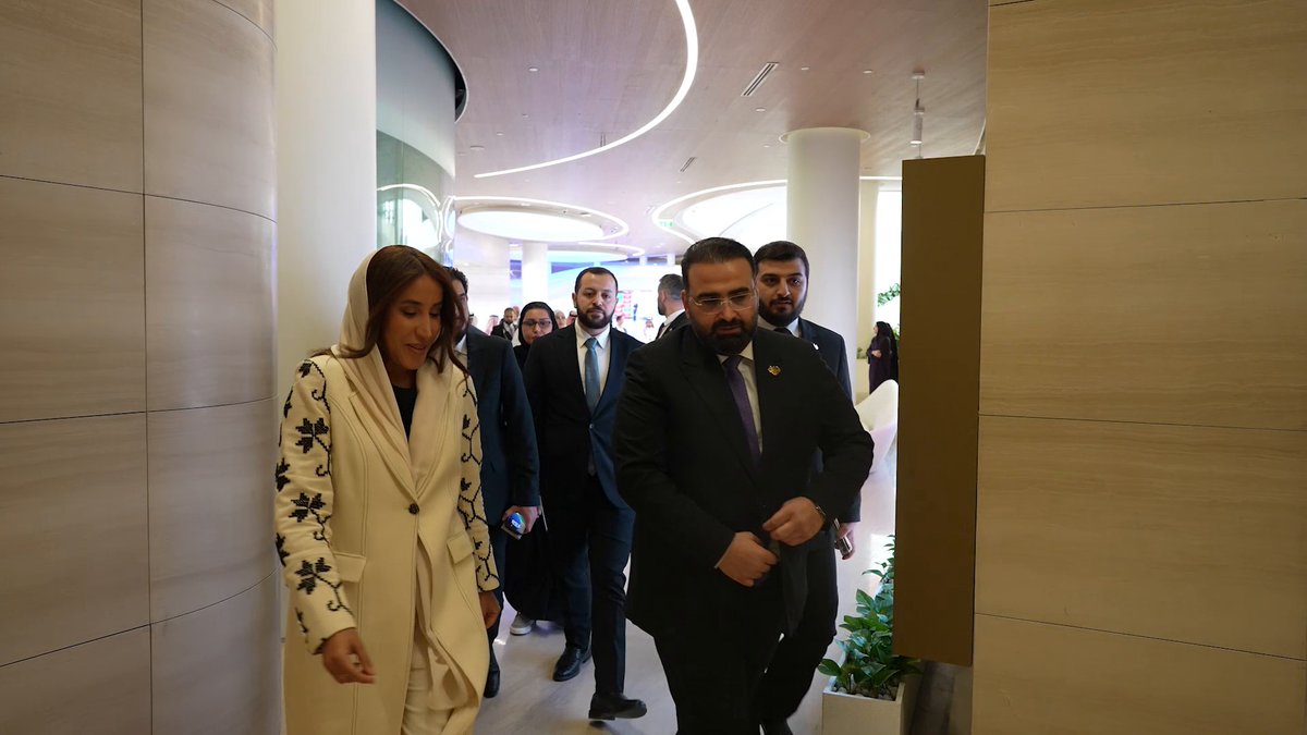 استقبلت #SRMG معالي وزير الإعلام السوري د. خالد زعرور في مقرها الجديد واستوديوهات «شبكة الشرق» بـ«كافد» في الرياض. اطّلع معاليه على تجربة المجموعة في صناعة المحتوى والتقنيات المتقدمة، وتجوّل في غرفة الأخبار المتكاملة والاستوديوهات، بحضور الرئيس التنفيذي Jomana Alrashid | جمانا الراشد وقيادات المجموعة. SRMG welcomed H.E. Dr. Khaled Zaarour, Syria’s Minister of Information, at its new HQ and Asharq Network studios in KAFD, Riyadh. The visit showcased the group’s content production model and advanced technologies, with a tour of the integrated newsroom and studios, in the presence of CEO Jomana Alrashid | جمانا الراشد and a number of SRMG’s leadership.