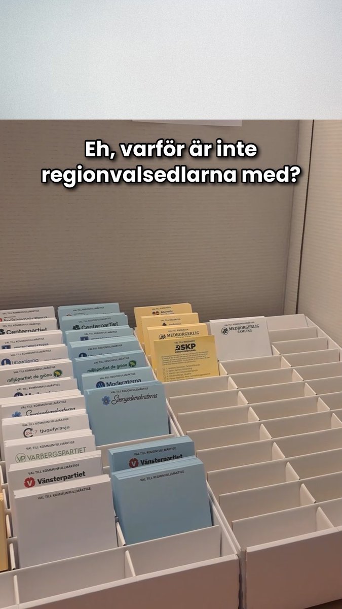PRESSMEDDELANDE: MED KRÄVER EN GEMENSAM VALSEDEL FÖR ATT STOPPA VALFUSKET ”Ingen är ansvarig” säger personalen vid en förtidsröstningslokal i Varbergs kommun i videoklippet filmat av en funktionär för Medborgerlig Samling efter att rapporter kommit in om saknade valsedlar där. Efter 3 dagars röstning hade personalen fortfarande inte lagt ut alla valsedlar för alla partier, trots påpekanden från väljare och trots att valsedlarna fanns tillgängliga i deras eget förråd. MED kräver att riksdagen beslutar om en gemensam valsedel, och tar även initiativ till en nationell kartläggning av slarv och sabotage. Alla medborgare, oavsett partisympati, uppmanas att maila in incidentrapporter till valfusk@med.se. Från vallokaler i hela landet strömmar nu in rapporter om saknade valsedlar, slarv och valfusk. Mönstret är detsamma överallt: Valsedlar har lämnats in till vallokalerna enligt kommunens instruktioner. I vissa fall missar valförrättarna att lägga ut valsedlarna i ställen, i andra fall läggs valsedlarna ut men faller snabbt offer för aktivister som systematiskt rensar bort valsedlar från vissa partier. Valförrättarna kämpar mot en övermäktig uppgift att upptäcka fusket och kontinuerligt fylla på de valsedlar som rensas bort av aktivister. I många fall resignerar valförrättarna och låter röstningen påbörjas trots att vissa av ställen står tomma. – Det svenska valsystemet är en skam för demokratin, säger Mikael Flink, vice partiledare för Medborgerlig Samling (MED). Det är dyrt, miljöskadligt, odemokratiskt, arbetskrävande och extremt lätt att manipulera genom fusk. Vi kräver att riksdagen fattar beslut om en gemensam valsedel – antingen genom att följa Valmyndighetens rekommendation från 2023 eller genom att kopiera något de välfungerande valsystemen i Finland, Danmark, Tyskland eller Belgien. De brister som nu rapporteras har förekommit i samtliga val åtminstone 10 år bakåt i tiden. I vissa fall är det avsiktligt fusk och sabotage, i andra fall handlar det om dålig organisation och oavsiktligt slarv som främst drabbar mindre partier. Till detta pressmeddelande bifogas en film från förtidsröstningslokalen i Veddige bibliotek, Varbergs kommun, som belyser problemen med all önskvärd tydlighet. Det är bara ett av otaliga exempel från hela landet. Valmyndigheten gör egna sammanställningar av incidenter, men de missar ofta att beskriva slarv och dålig organisation bland valförrättarna. En extern granskning kan komplettera Valmyndighetens rapporter genom att lyfta fram avsiktligt sabotage som inte upptäcks av valförrättarna själva. Fredrik Grufman, gruppledare för MED Järfälla, tar nu initiativ till en nationell kartläggning av slarv och sabotage: – Jag uppmanar alla, oavsett partisympati, att rapportera in slarv och sabotage till oss via valfusk@med.se. Det kan vara valsedlar som saknas, valsedlar som står i oordning eller människor som försöker påverka valet. Ta en bild, filma och beskriv händelsen. Ange tidpunkt, kommun och vallokal. När valet är över kommer vi att göra en fullständig sammanställning över allt som har gått snett i vallokalerna. I Tidö-avtalet åtog sig M, KD, L och SD att se över valsystemet och analysera för- och nackdelar med en gemensam valsedel. Arbetet har resulterat i två offentliga utredningar (SOU 2024:22 och SOU 2026:2). Dessvärre innehåller ingen av utredningarna en rekommendation om att införa en gemensam valsedel, trots att Valmyndigheten själva föreslog detta redan 2023. – Vi önskar en förklaring från samtliga riksdagspartier varför de motsätter sig en gemensam valsedel, säger Mikael Flink. Jag hoppas verkligen inte att de klamrar sig fast vid dagens uråldriga system bara för att skydda sin plats vid köttgrytorna. Vi ska vara rädda om den svenska demokratin, därför anser jag att en gemensam valsedel bör införas snarast. Det vore den bästa lösningen för väljarna, valförrättarna, miljön och den svenska demokratin.