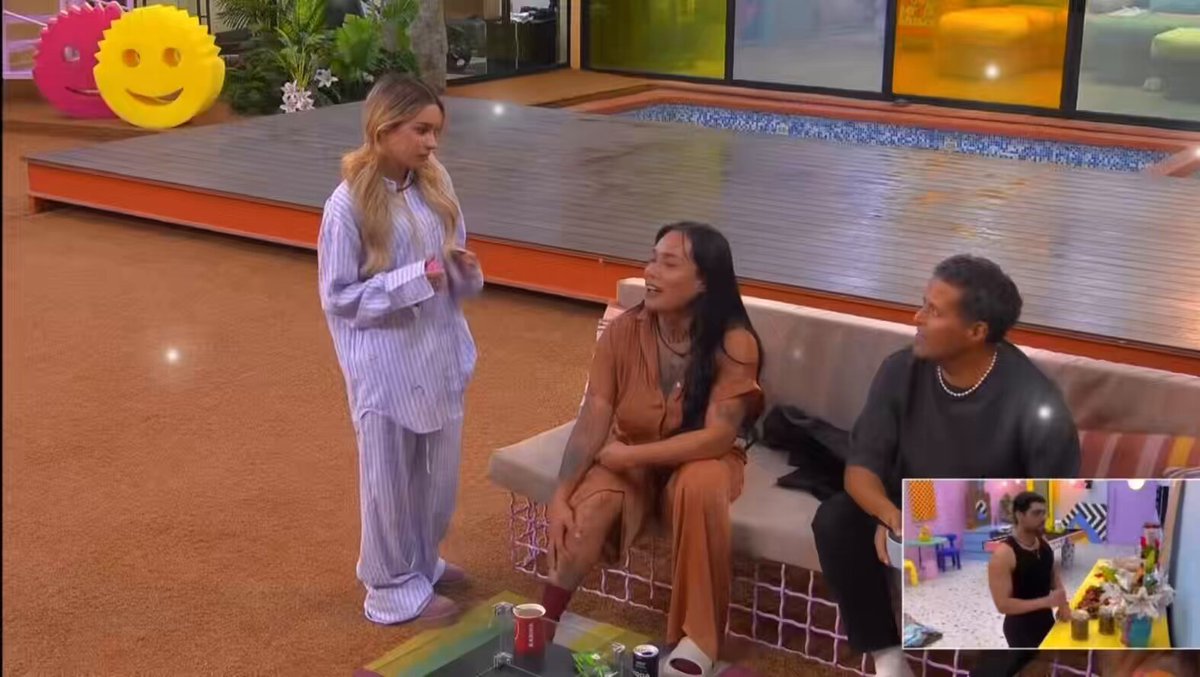 La colgada sigue chingue y chingue con Mariana y ya hasta Karina le dijo que le baje. Por cierto, la colgada no era la que regresó gritando que se iba a poner más 🐕? Ahora ya tiene miedo que la nomine Masad JAJAJAJAJAJAJA. Terminó siendo una 🐶 Chihuahua. #LaCasaDeLosFamososMx