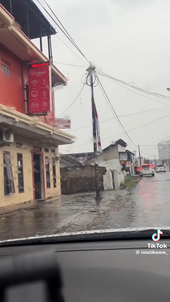 Nah kan!! Kena SUNDUL kau, cowok & terduga selingkuhan 😳 Lagi viral video TikTokers Atikeww yg sengaja NYUNDUL motor pacar & terduga selingkuhannya, Atikeww yg naik mobil, sengaja nungguin pacarnya bonceng si cewek naik motor. Nah pas udah jalan, Atikeww gas nyundul mereka. Pacarnya sempet tancap gas buat menjauh, tapi akhirnya berhenti di tepi jalan. Abis itu, Atikeww kedengeran nyuruh si cewek turun. Selain video, Atikeww juga posting chat di mana si cewek protes video itu diposting & gak terima dituduh sebagai pelakor ~