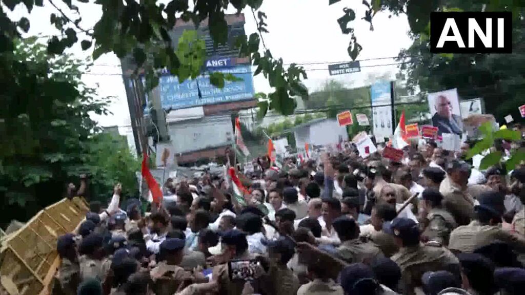 लोकसभा में नेता प्रतिपक्ष राहुल गांधी के खिलाफ उत्तराखंड में दर्ज FIR के विरोध में उत्तराखंड कांग्रेस ने सचिवालय का घेराव किया।