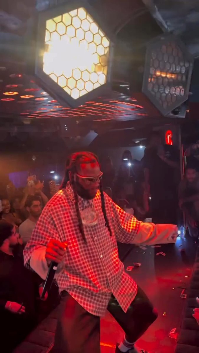 SEE HOW BURNA BOY WAS PERFORMING IN THE CLUB LAST NIGHT AND SWEATING LIKE HE’S ACTUALLY IN A STADIUM. TOO DEDICATED TO HIS CRAFT! 🐐