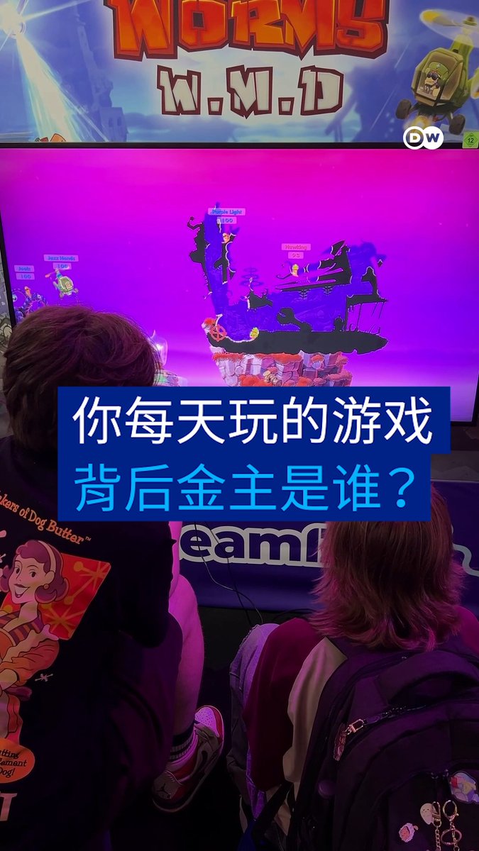 【你每天玩的游戏背后金主是谁？】 艺电（Electronic Arts）易主了。一个由沙特主权财富基金牵头的财团以550亿美元的价格收购了这家游戏巨头。在科隆游戏展（Gamescom）上，成千上万的玩家排队购买新东家旗下的游戏。#dwbusiness