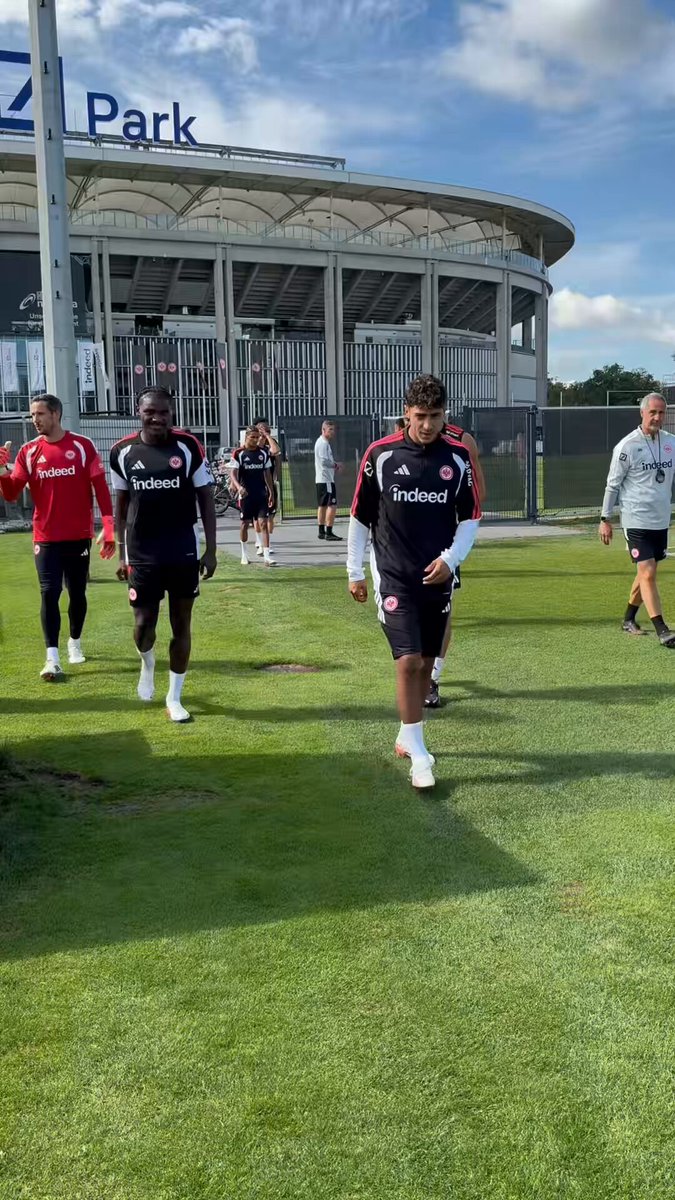 Lilians erstes Training als Adlerträger 👋 #SGE