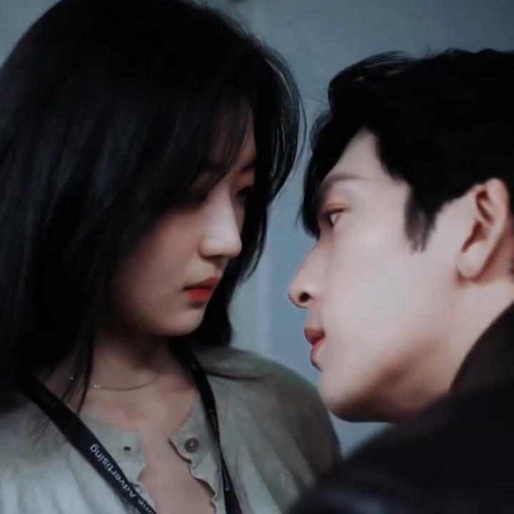 hs🔥 ฉากจูบของ #JingBoran คือการก้มตัวลงมาแล้วเงยหน้าขึ้นจูบ / จูบดุจนติดเทรนอันดับ 1 บน weibo เป็นการจูบที่พร้อมให้บริการมากกว่าการกดขี่ คุนพรี่ก็ช่างสรรหาคำมาบรรยาย🫠😂 #ฤดูใหม่นี้มีเพียงสองเรา #TheEarlySpring