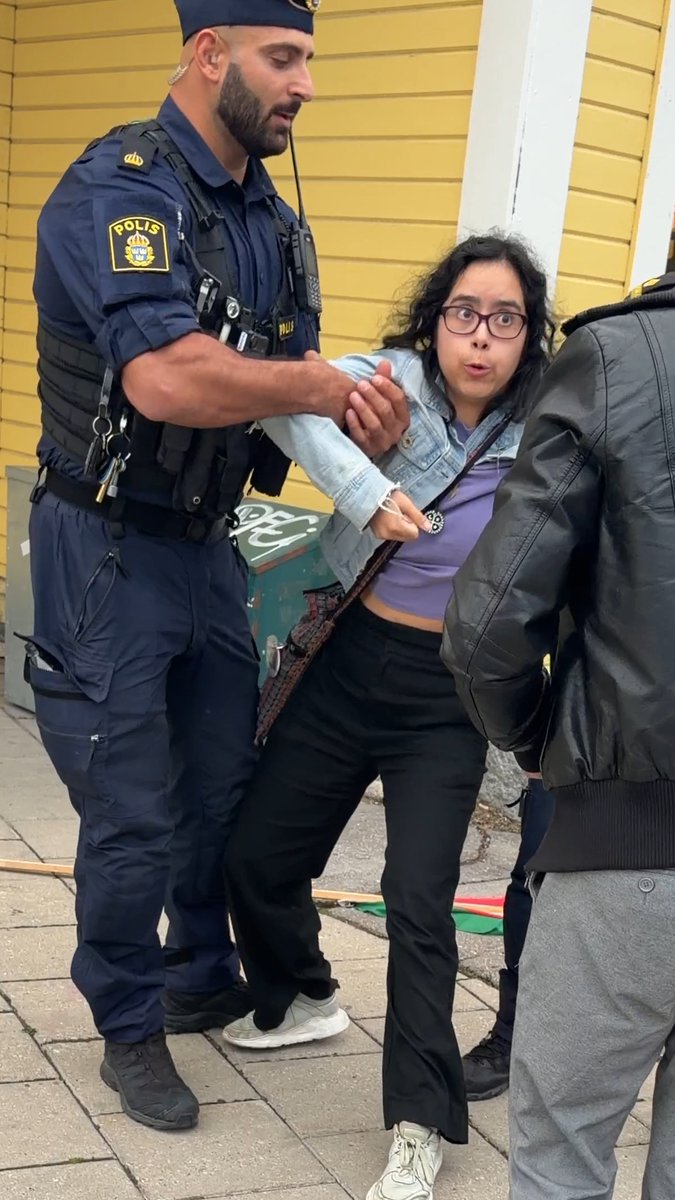 Yakira Pulido Moreno representerar Vänsterpartiet i Upplands Väsbys utbildningsnämnd. Igår mordhotade hon en 16-årig sverigedemokrat: ”Vet du vad man gör med nazister? Man dödar dem.”