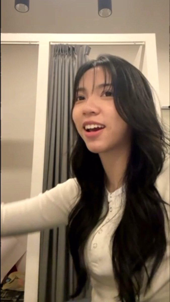 aralie : kamu lebih milih bakso atau mie ayam erine : soto aralie : NYAMBUNG tuh BENER tuh pilihannye don’t aralie😭😭😂
