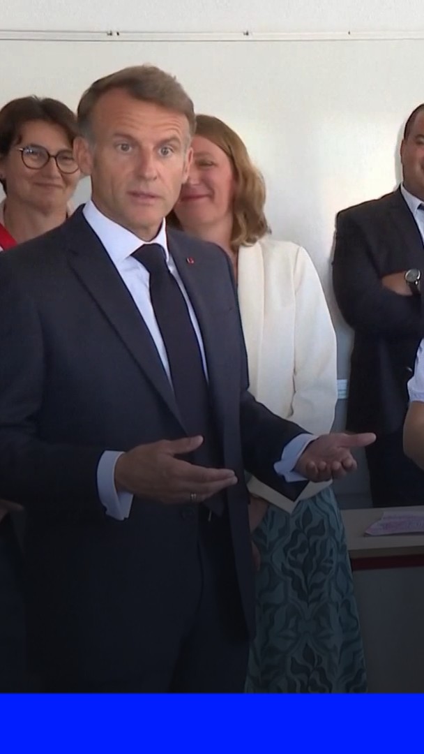 Face à des lycéens, Emmanuel Macron affirme qu'il "demande aux gens de déposer leur portable" lors de réunions à l'Élysée