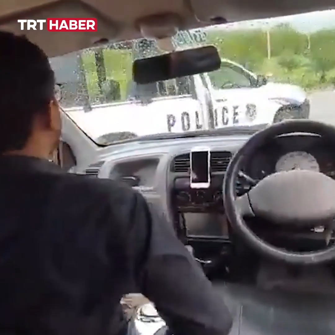 Pakistan'da bir kişi kendi geliştirdiği sürücüsüz otomobilini test ederken polis aracına çarptı.