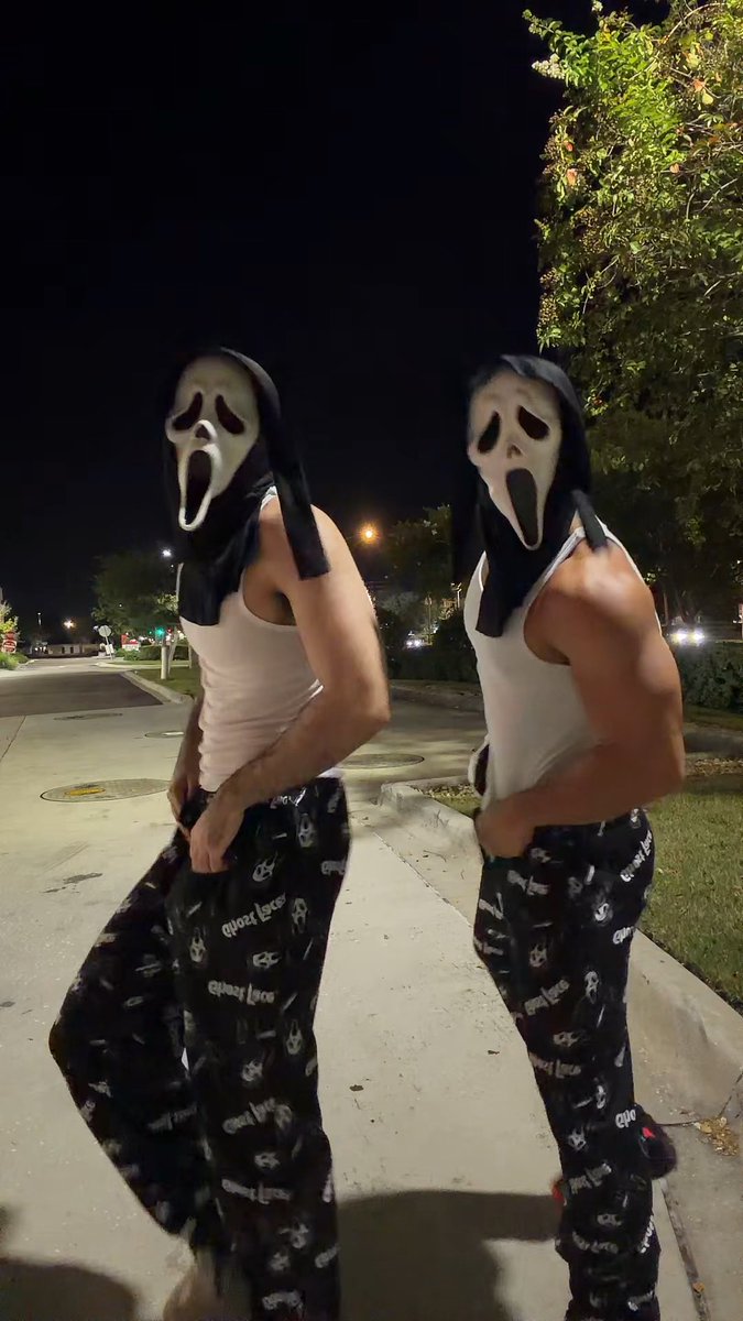Us pretending we dont know who Ghostface is knowin damn well its both of us 👻🫣👻 Larping Moto