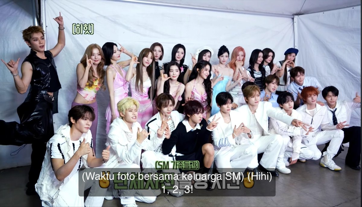 BTS Hearts2Hearts dengan para sbn ❤️ Bahkan Hearts2Hearts ngasih album Lemon Tang ke Taeyong sbn ❤️❤️ Lucu banget mereka foto bersama semuanya ada NCT Wish x Taeyong x Riize x RedVelvet ada yang bisa nebak gak siapa yang ngasih album ke Taeyong sbn