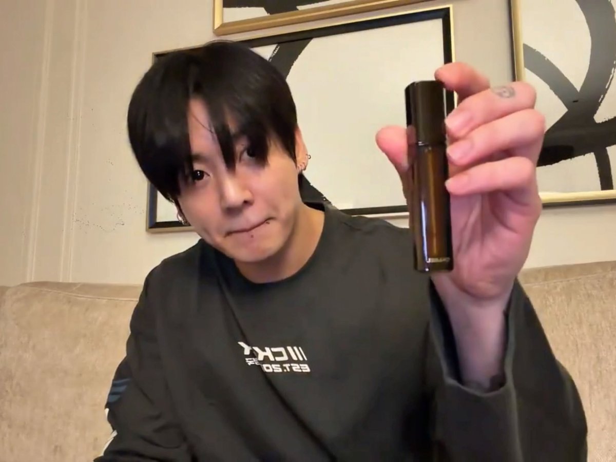 🐰: since i’m a chanel beauty ambassador 🐰: i have to use chanel products 🐰: i got this as a gift 🐰: i really like it *he’s using ‘sublimage l’extrait huile à lèvres et yeux’ (305€)