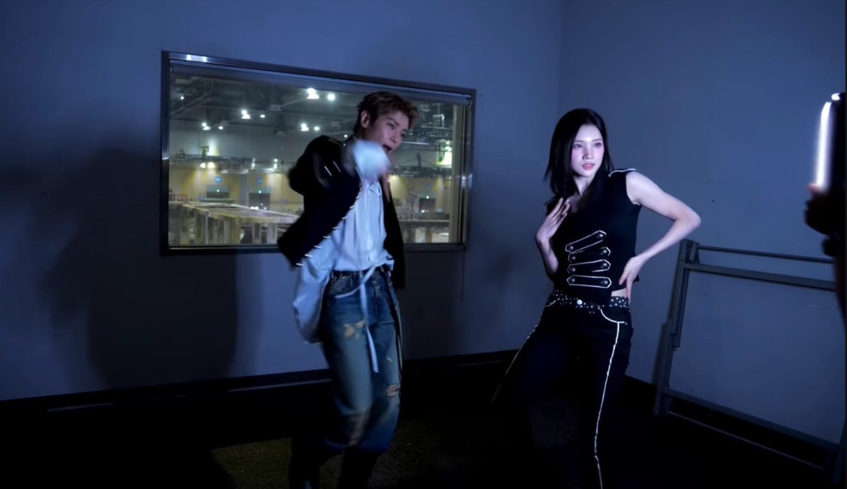Uri main dancer Juun 🔥🔥 dipuji Taeyong sbn karena gak perlu lama buat belajar challenge dance “Blingy” 🌹 : Bukan terlalu susah ? 👾 : Ya, Tidak apa apa 🌹 : Kenapa saat aku rekaman bersama groupku sepertinya kami pencicilan banget. Tidak begitu kelihatan ya 🌹 : Sepertinya kita butuh ke ruang latihan 👾 : Aku sudah hapal semuanya 🌹 : Sepertinya kamu jago banget semestinya kamu di depan 👾 : Gak kok 🌹 : Kamu jago banget menari, kamu memang sudah menari sejak kecil ya? 👾 : Aku menari sejak SD 🌹 : Pantas banget beda banget EMANG LAGU” GINI DUNIANYA SBN 😭😭