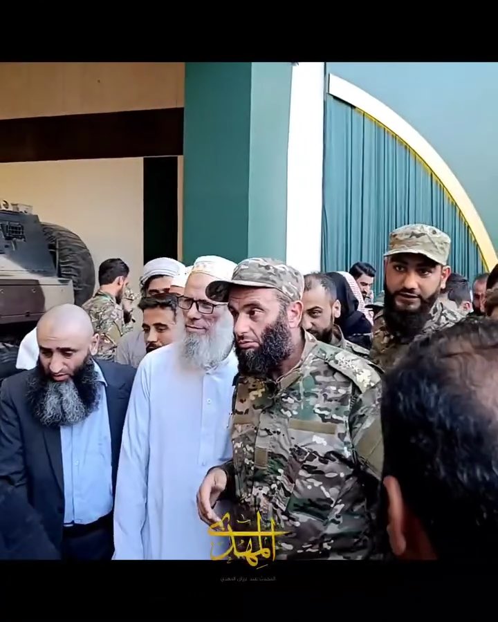 بارك الله بشيخنا المجاهد المحدث ورأس اهل السنة والاثر في سوريا الشيخ عبد الرزاق المهدي الشيخ عبد الرزاق المهدي ( من غير مشايخ الدولة الاثريين، لان المنصب يقيد عملهم) والحمدلله على نعمة مجاهدين وزارة الدفاع والحرس الجمهوري، هم عوضنا في هذه البلد وسندنا بعد الله مع إن هذه الزيارة لاتبرر مايحصل لكن كذلك مايحصل لاينسف هذه الجهود المباركة الأخرى لباقي وزارات الدولة إنما يعكر صفوها وهذا ملموس عند كل فرد منهم بغضب شديد