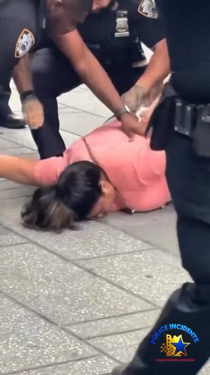 Una mujer armada con cuchillos en EEUU 🇺🇸 fue reducida a TIROS después de que no hiciera caso a los policías 💀