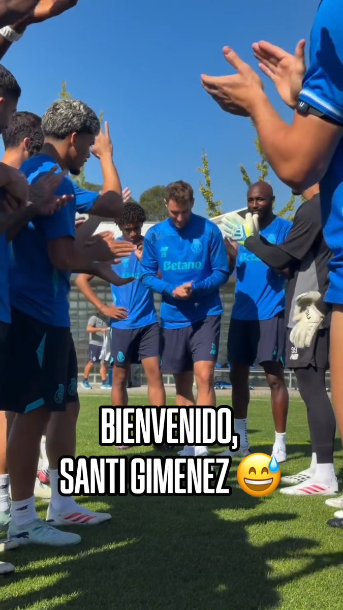 ¡ZAPES PARA SANTI GIMENEZ! El mexicano tuvo su primer entrenamiento con el Porto y así le dieron la bienvenida al equipo 🐉 (vía fcporto)