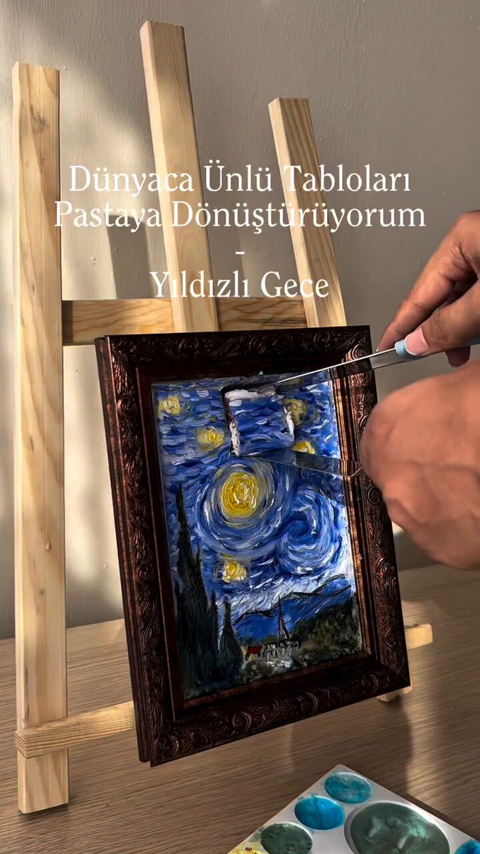 Van Gogh’un dünyaca ünlü eseri Yıldızlı Gece tablosunu pastaya dönüştürdüğü anlar paylaşıldı: 🔺 Tablonun ilhamı, Van Gogh’un 1889 yılının Haziran ayında Saint-Rémy’de kaldığı odanın penceresinden gördüğü gökyüzüne dayanıyor. 🔺 Sanatçı bu eseri gece dışarıda değil, resim atölyesinde gündüz saatlerinde birkaç farklı seansta tamamladı. 🔺 Gördüğü manzarayı birebir kopyalamak yerine köy ve kilise kulesini başka çizimlerinden ekledi. 🔺 Gökyüzündeki yıldızları ve bulutları ise tamamen kendi yorumuyla şekillendirdi.